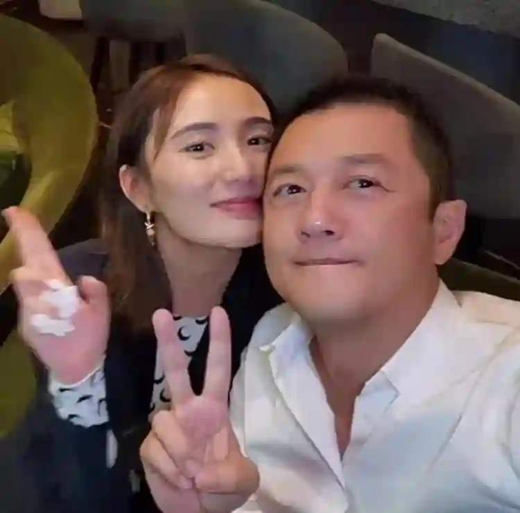 李亚鹏再度搬家，3岁女儿哭喊不要搬，大女儿李嫣北京逛高奢商场