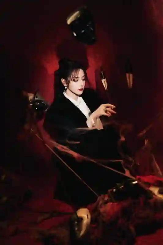 迪丽热巴歌剧风造型杀疯了！穿刺绣西装冷艳如女王