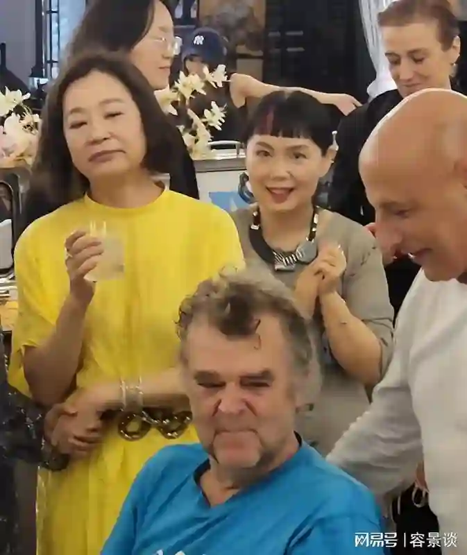林青霞在江西参加晚宴，穿着近八千元的裙子，皮肉松弛了依然很美