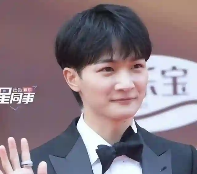 华表奖这一夜，脸肿、造型拉胯，惠英红给内娱上了“生动一课”