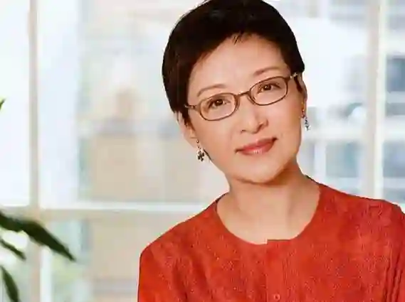 72岁胡因梦现状：不穿老年装，坦然面对衰老，颜值气质依旧在线