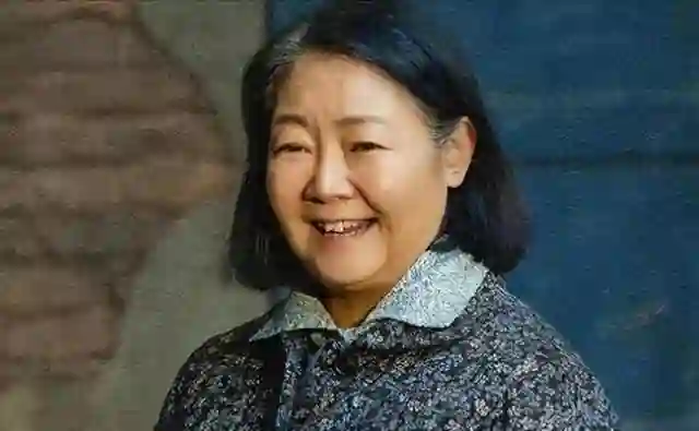 56岁萨日娜<em>近况</em>曝光！定居烟台，素颜很低调，头发花白老了好多