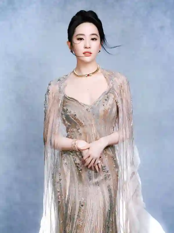 刘亦菲化身鎏金神女惊艳全场！璀璨华服衬笑颜超吸睛