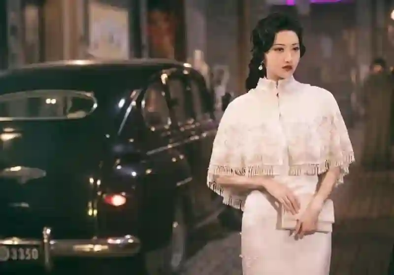 成龙不敢碰她，甄子丹搂不到她，王思聪不敢撕她，却被他当众亲了