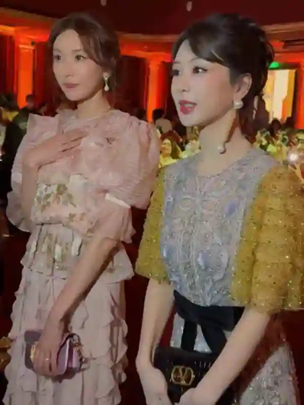孙杨玲同框炸场！51 岁林志玲天鹅颈杀疯，碾压式优雅看呆全网