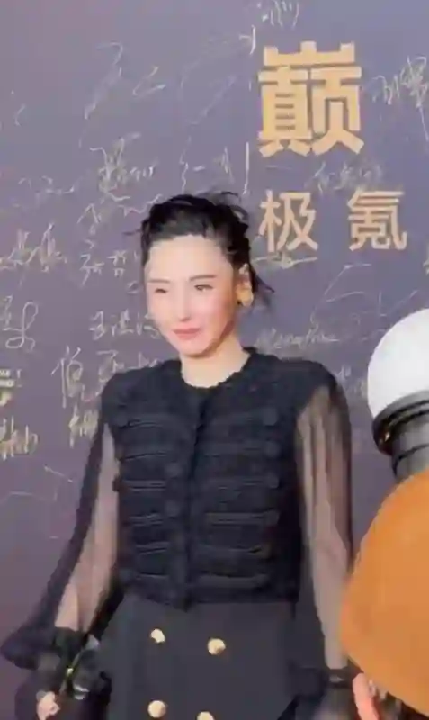 张柏芝出席活动颜值崩塌？眼睛一大一小很怪异，网友：变大小眼了