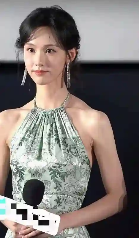 陈都灵“排骨胸+金刚肩”，时尚盛典引热议：健康美才是真时尚