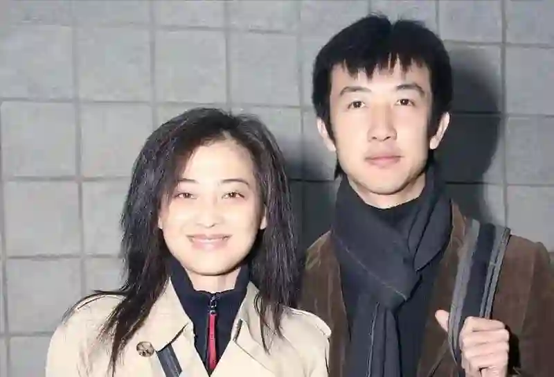 50岁梅婷南京被偶遇，路人视角难以言喻，腰粗脸大肉眼泡加大背头