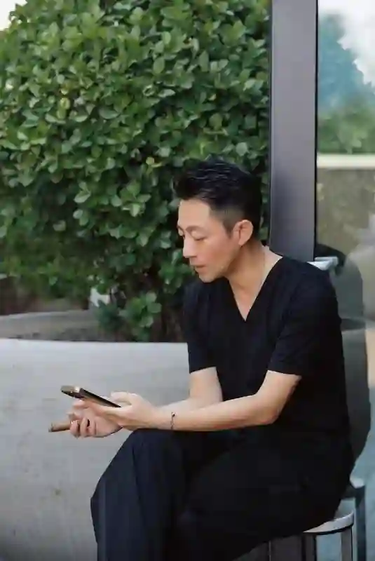 汪小菲520深夜晒婚照高调示爱马筱梅，张兰前夫同框引热议