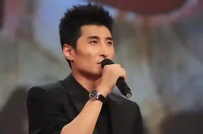 演员亲兄弟，境遇大不相同！弟弟住豪宅，哥哥却在成名后锒铛入狱