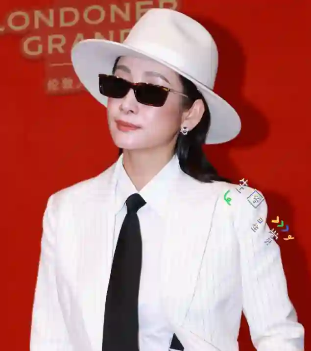 澳门这一晚，被“全裹”出镜的杨幂惊艳，没穿暴露礼服却秒杀全场
