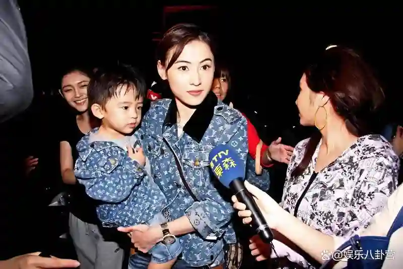 Lucas希望父母复合！弟弟被谢霆锋带走后，张柏芝崩溃到不照镜子