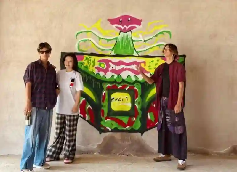 50岁龚琳娜庆祝小儿子生日，母子三人似姐弟，大儿子神似元彬