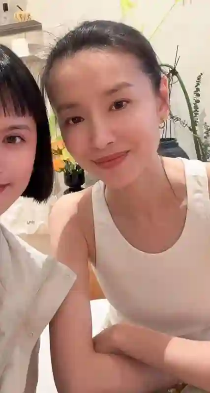 董洁素颜上普拉提被偶遇，很白很美目测只有80斤，没买私教