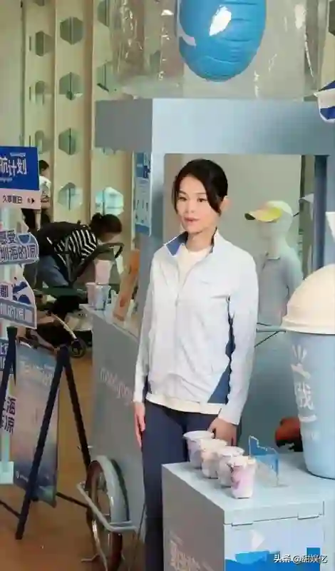 胡杏儿在上海浦东嘉里城，给小众品牌做代言，站在店门口像售货员