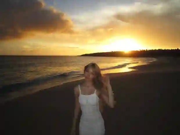 小S大女儿Elly晒金发海边美照 投喂卡皮巴拉心情大好