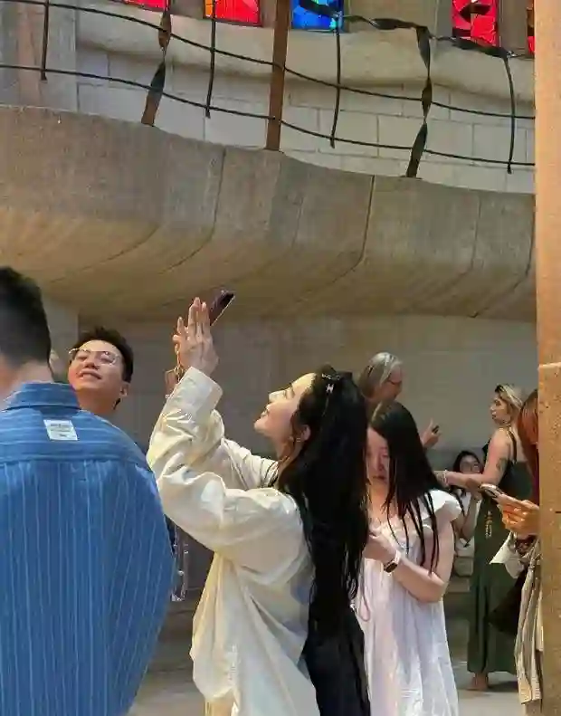 刘诗诗西班牙游玩，白衬衫配白裙清新俏丽气质佳
