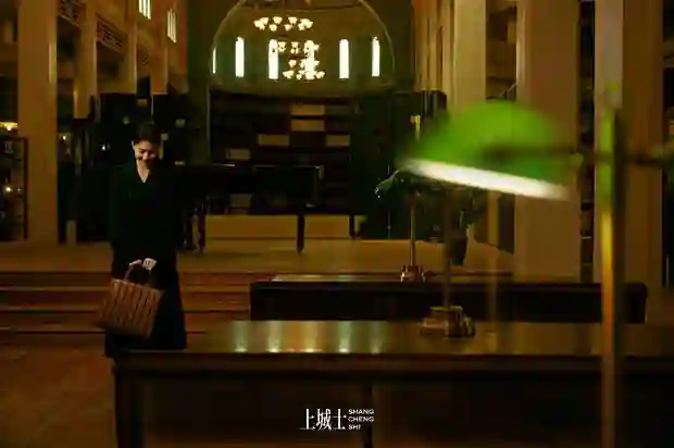 高圆圆身着淡绿裙装漫步颐和园，清冷典雅又自在随性