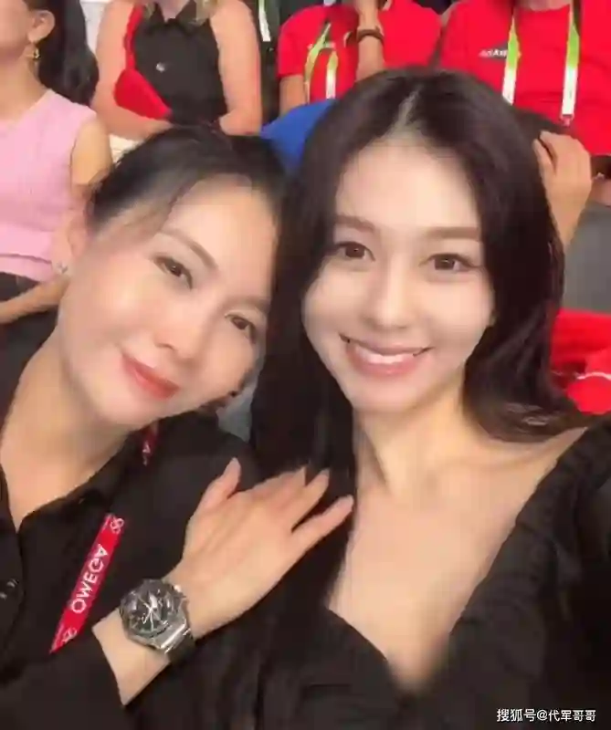 57岁邱淑贞带女儿沈月游西安！扎丸子头显年轻，状态让人羡慕