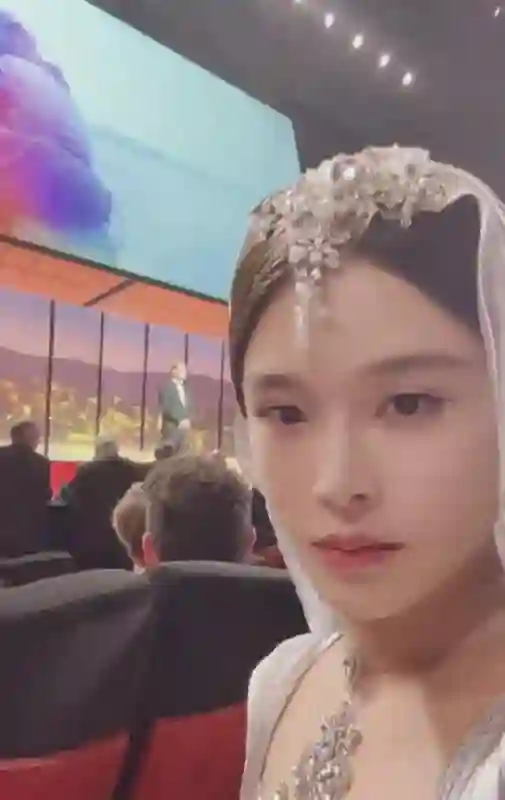 62岁阿汤哥和34岁赵樱子握手，阿汤哥一脸褶子，赵樱子姿态卑微