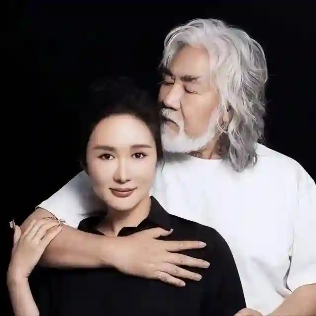 彻底不装了！张纪中夫妇人设崩塌，原来好恩爱都是“装”出来的