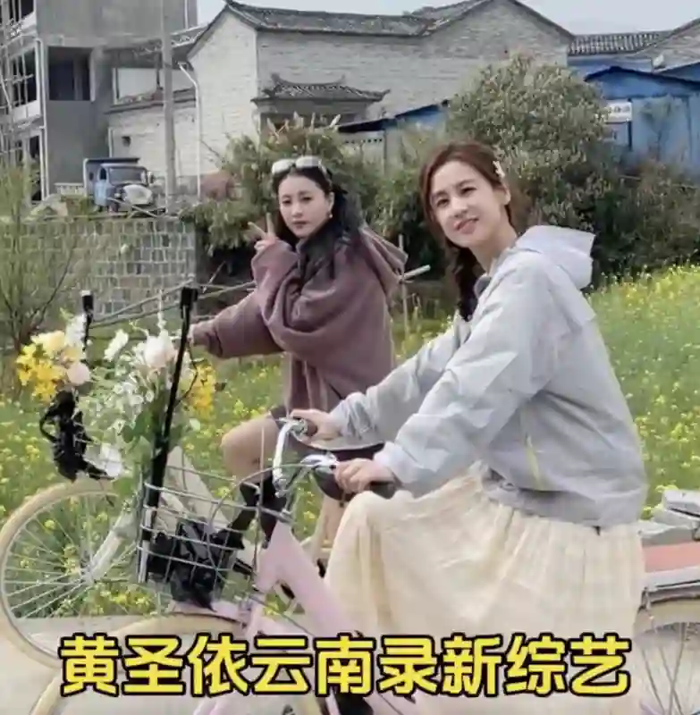42岁黄圣依和31岁陈梦同框：相差11岁，看着却像同龄人一样