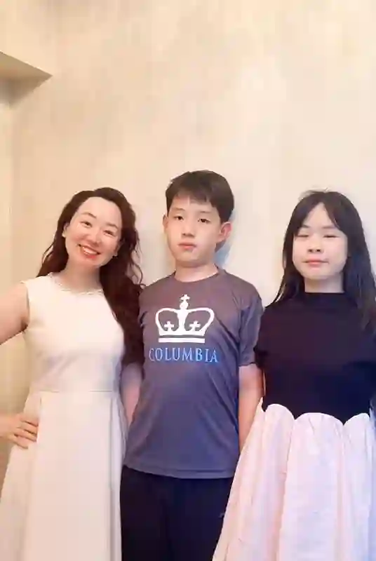 关凌晒儿女合照，43岁还是那么年轻，俩孩子都比他她高越长越好看