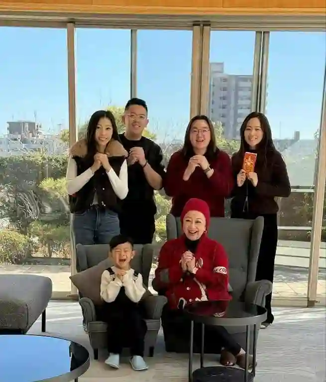 TVB身价两亿75岁富婆宣布与小17岁男友复合，豪言不会再生孩子! 直呼是“我的福气”