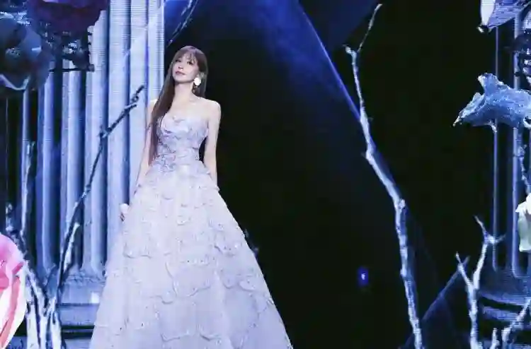 42岁王心凌端午节晒照！表演“立蛋”游戏好厉害，穿着少女好有料