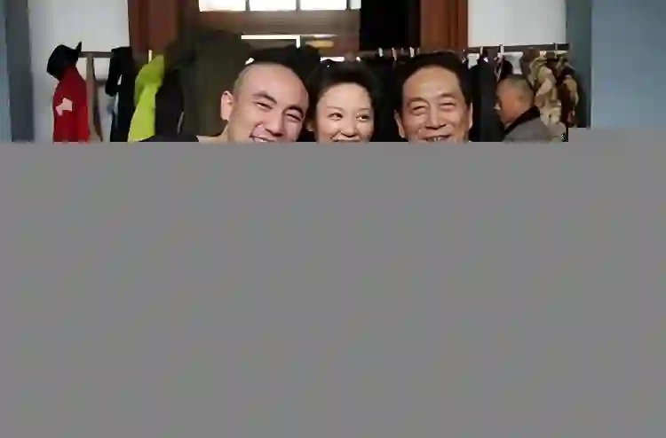 恩爱了11年，79岁的王奎荣开始衰老萎缩，42岁的饶芯语正绚烂如花