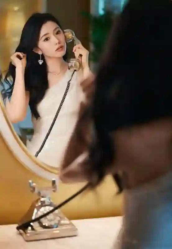 刘浩存白裙造型高级感拉满，怼脸镜头明艳夺目