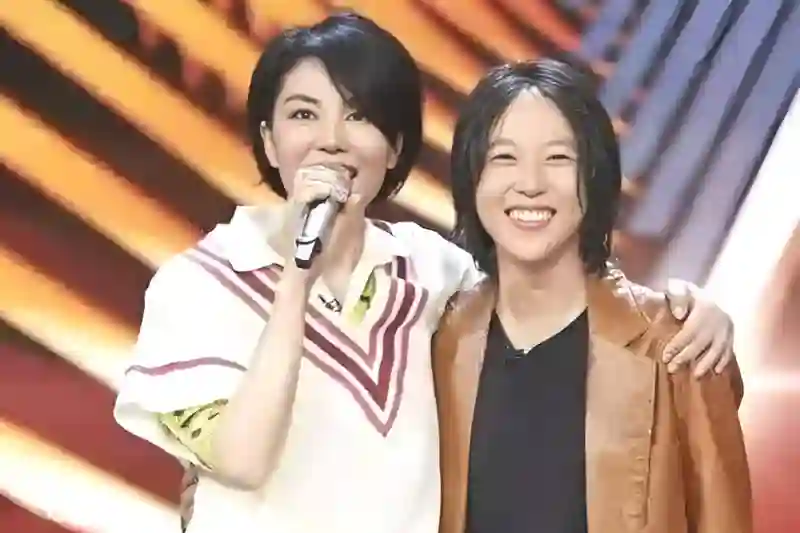 王菲小女儿抽烟？李嫣夹烟照曝光，母女仨都是烟民，网友褒贬不一