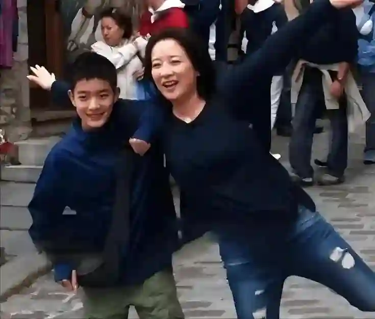 国家一级演员分居15年不离婚，轮椅丈夫默默承受，儿子也成演员