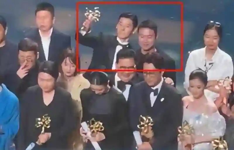 “九转大肠”曹可凡：揩油姜妍、抢C位，吃相实在太难看了
