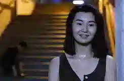 息影21年，60岁张曼玉近况曝光：独居贫民区，穿19元地摊货，不婚无子，活得太飒了！