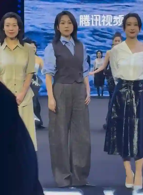 女演员同框:闫妮“大姐”气场，左小青脸有些肿，颖儿太出挑了