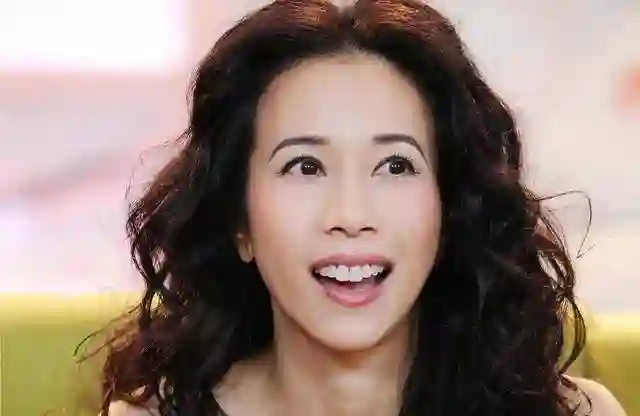 驴脸、龅牙、平胸，4位女星外貌争议，凭啥红遍大江南北？