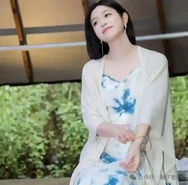 42岁陈妍希离婚后大变样！穿白色晕染吊带裙又美又白，恢复单身后嫩成少女