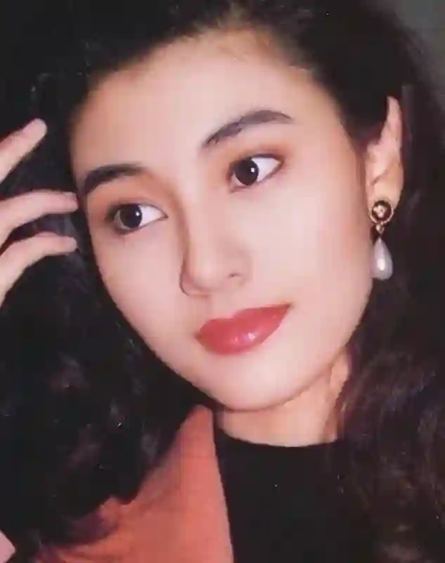 李嘉欣闪现新加坡！晒港风美照大秀魔鬼身材，20岁既视感绝了！