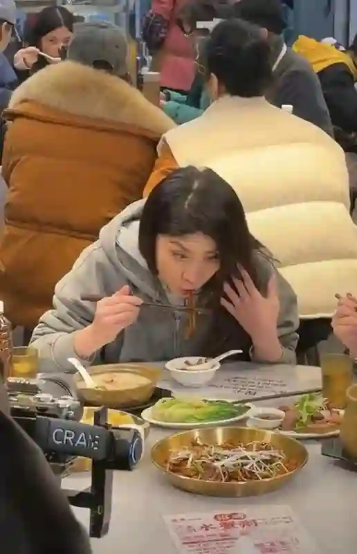 52岁陈慧琳在广州吃大排档, 大口嗦粉拍