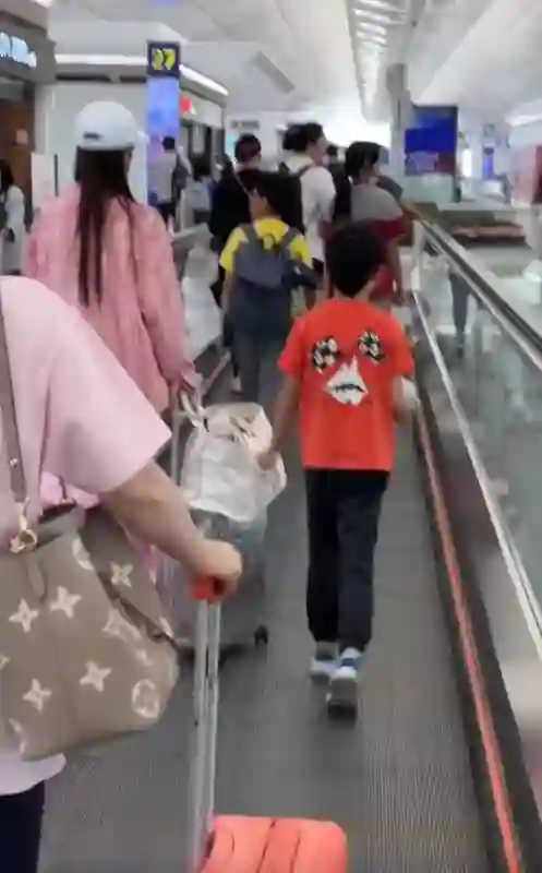 baby祖孙三人回香港，妈妈背LV好年轻，小海绵腿真长连背影都很帅