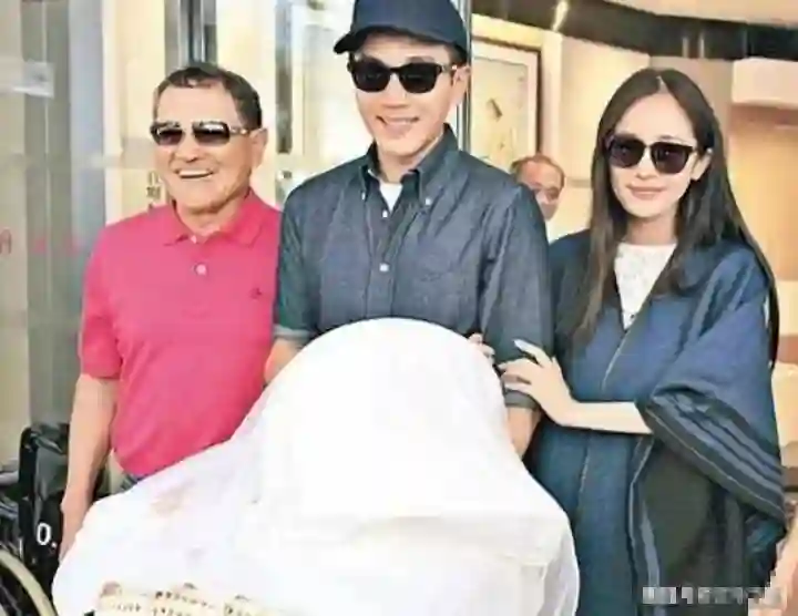 刘恺威回香港参加聚会心情好，50岁年轻似小伙，杨幂前几日也赴港