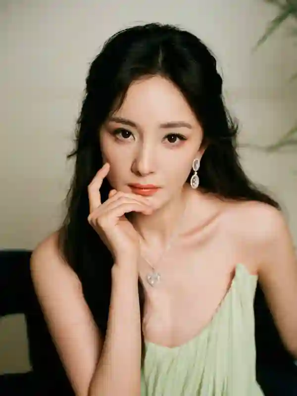杨幂嫩绿开衩裙造型惊艳，化身森林精灵秀出迷人美腿
