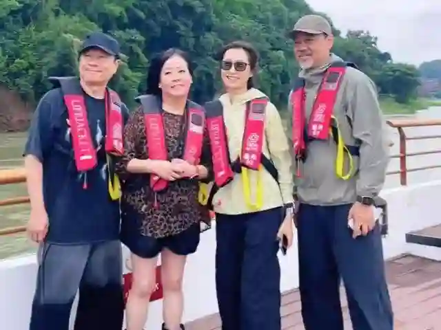 刘青云携太太同游乐山！郭蔼明被粉丝搂腰合照，毫无架子太接地气