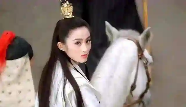 57岁张敏在浙江，皮肤好白，脸几乎无皱纹，与小10岁男友定居当地