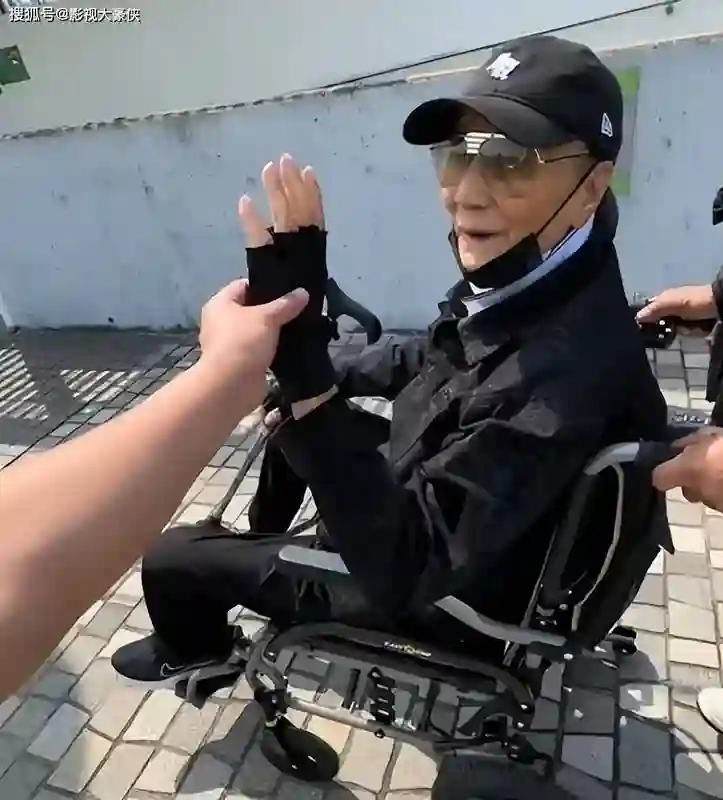 88岁谢贤暴瘦坐轮椅，与嫩模分手后憔悴不堪，晚年孤独引唏嘘