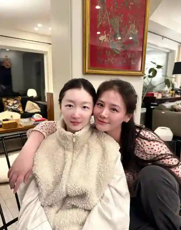 周冬雨马思纯曾国强十年后同框！搂肩合照尽显深厚情谊