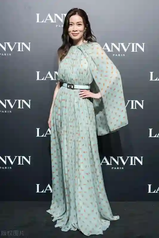佘诗曼与干女儿聚餐，颜值被指不输佘诗曼，无法冻卵生育成遗憾