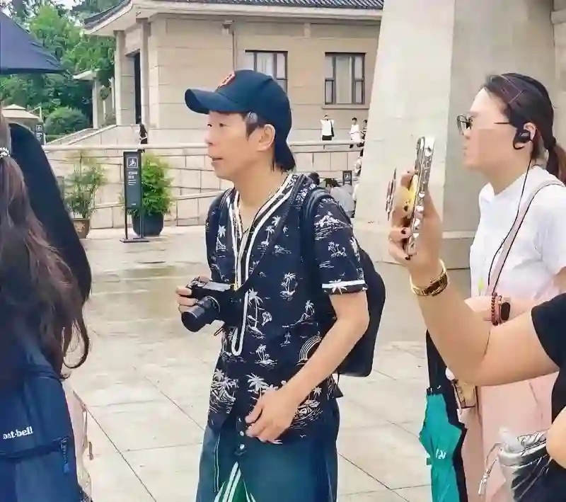 朱茵一家西安旅游被偶遇，13岁女儿长相秀气漂亮，和黄贯中好像