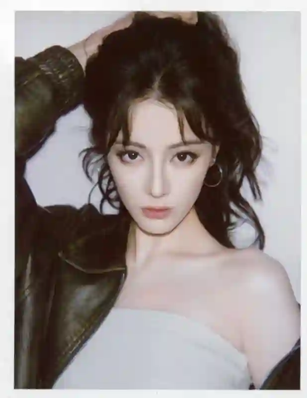 迪丽热巴撕拉片庆生惊艳亮相！内娱女星撕拉片四大TOP，谁能超越？